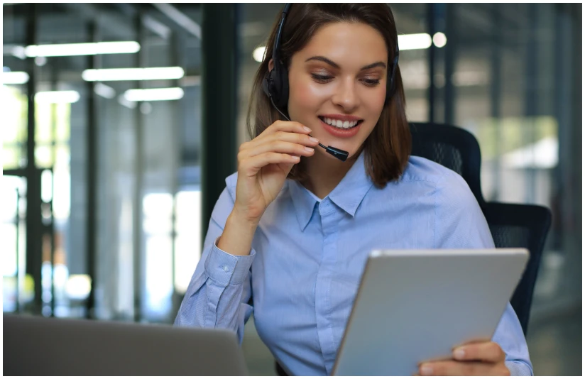 Atendimento em até 24h - Atendente técnica com headset